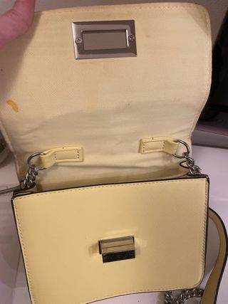 Bolso amarillo con cadena plateada