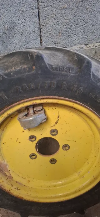 Llantas de tractor (2 unidades)