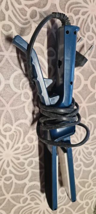 Piastra per capelli blu