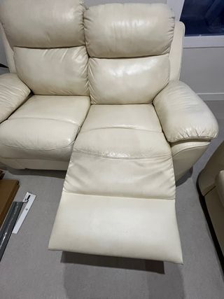 2 sofás de piel beige claro de 5 plazas