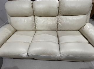 2 sofás de piel beige claro de 5 plazas