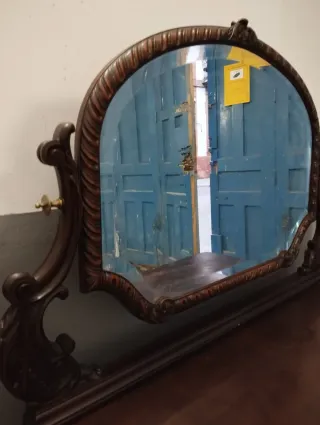 Tocador antiguo de madera con espejo