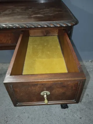 Tocador antiguo de madera con espejo