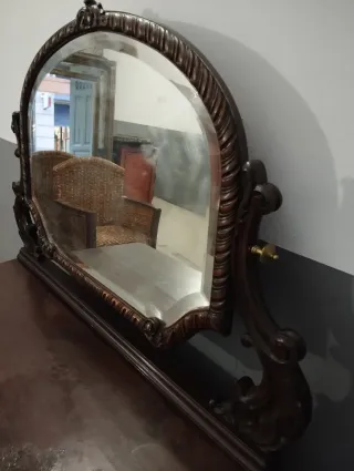 Tocador antiguo de madera con espejo