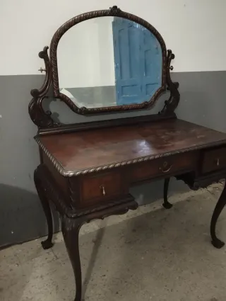 Tocador antiguo de madera con espejo