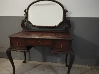 Tocador antiguo de madera con espejo