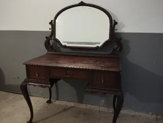 Tocador antiguo de madera con espejo