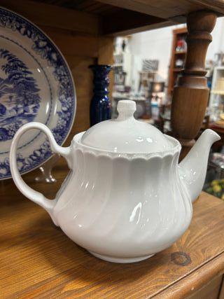 Tetera de cerámica blanca vintage