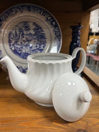 Tetera de cerámica blanca vintage