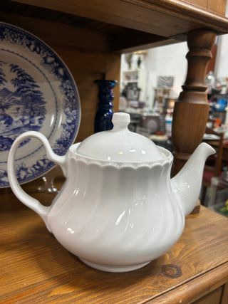 Tetera de cerámica blanca vintage