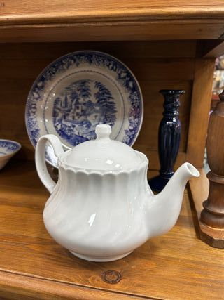 Tetera de cerámica blanca vintage