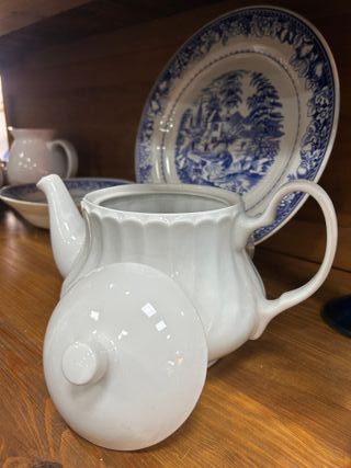 Tetera de cerámica blanca vintage