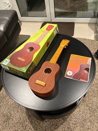 Ukelele soprano con caja y manual