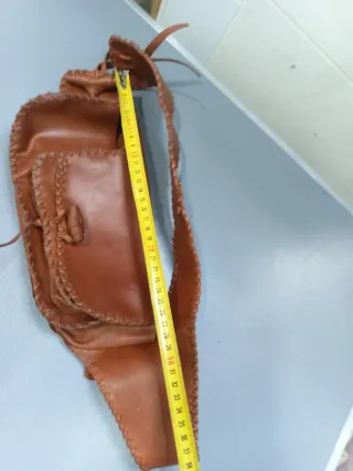Riñonera de cuero artesanal