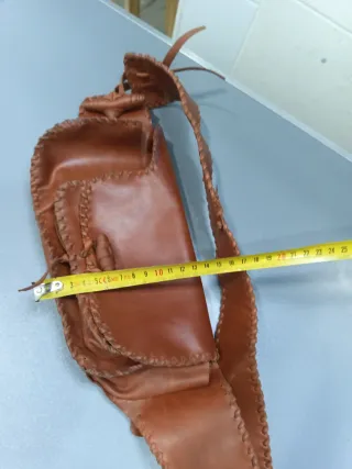 Riñonera de cuero artesanal