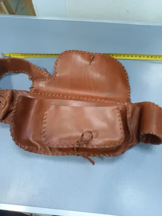 Riñonera de cuero artesanal