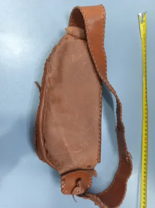 Riñonera de cuero artesanal