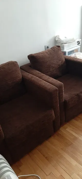 Dos sillones de tela de chenilla marrón chocolate