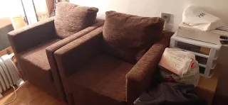 Dos sillones de tela de chenilla marrón chocolate