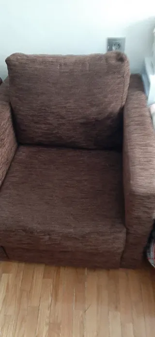 Dos sillones de tela de chenilla marrón chocolate