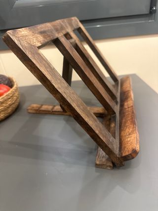 Atril de madera tratada