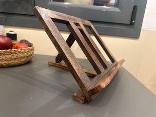 Atril de madera tratada