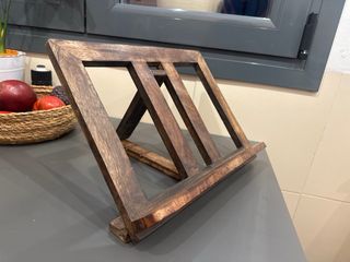 Atril de madera tratada