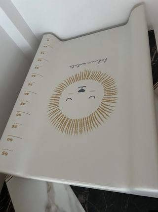 Cuna blanca con protector acolchado + cambiador