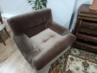 Sillón de tela marrón y beige