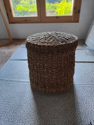 Pouf/sgabello in fibre naturali intrecciate