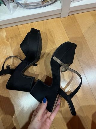 Sandalias negras plataforma tacón