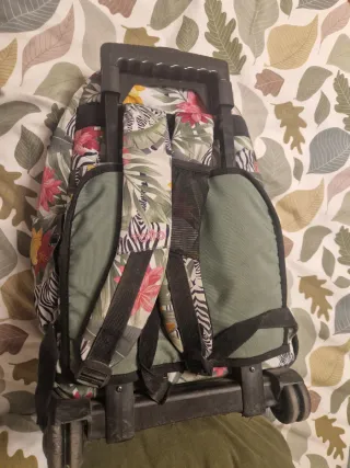 Mochila Totto con ruedas y estampado floral.