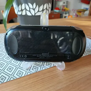 Sony PS Vita Nera 1004 con 4 Giochi + SD