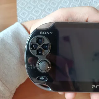Sony PS Vita Nera 1004 con 4 Giochi + SD
