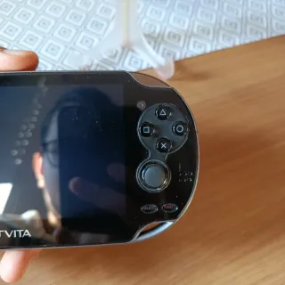 Sony PS Vita Nera 1004 con 4 Giochi + SD