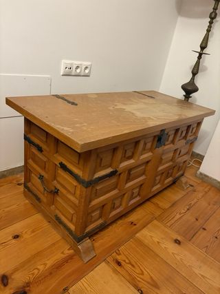 Baúl de madera con herrajes metálicos