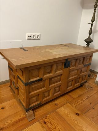 Baúl de madera con herrajes metálicos