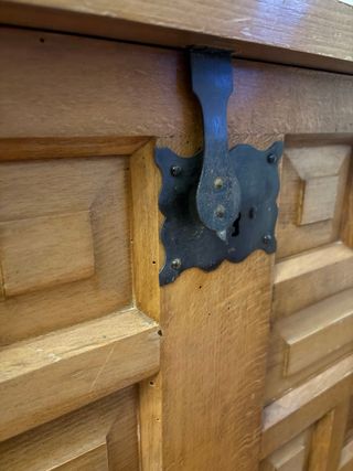 Baúl de madera con herrajes metálicos