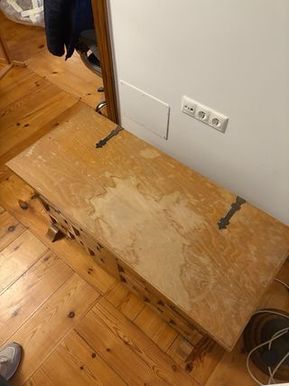 Baúl de madera con herrajes metálicos