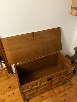 Baúl de madera con herrajes metálicos