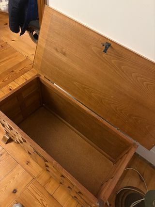 Baúl de madera con herrajes metálicos