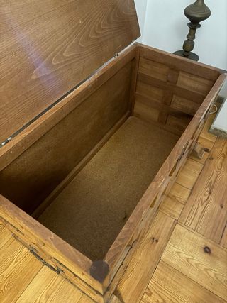 Baúl de madera con herrajes metálicos