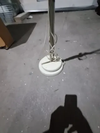 Lámpara de pie plateada y blanca