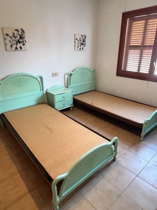 Dormitorio infantil: 2 camas, mesita y escritorio