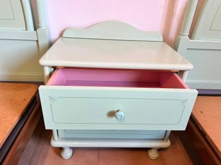 Dormitorio infantil: 2 camas, mesita y escritorio