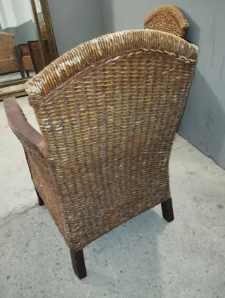 Pareja de butacas de mimbre y madera