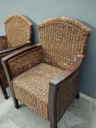 Pareja de butacas de mimbre y madera