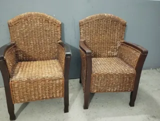 Pareja de butacas de mimbre y madera
