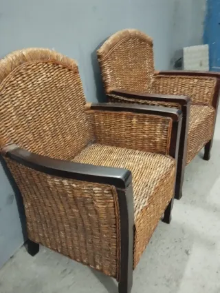 Pareja de butacas de mimbre y madera