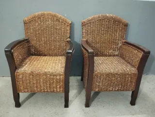 Pareja de butacas de mimbre y madera